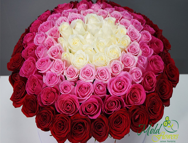 O cutie mare albă cu trandafiri roșii, ciclameni, trandafiri roz pal și albi foto